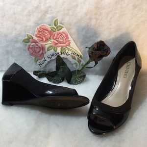 ELLEN TRACY ESPADRILLLE  WEDGE OPEN TOE PATENT  7